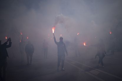 Manifestantes avanzan con bengalas durante una manifestación en Marsella, este martes. 