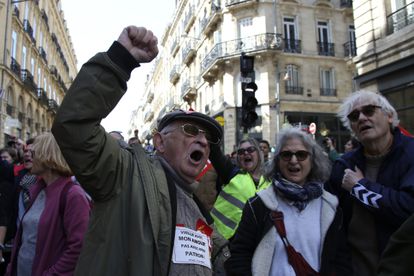 Un hombre lanza consignas contra el gobierno de Macron durante la décima jornada de protestas contra la reforma de las pensiones.  