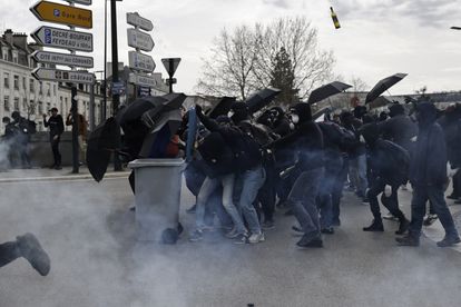 Disturbios entre manifestantes y policías en la ciudad de Nantes. 