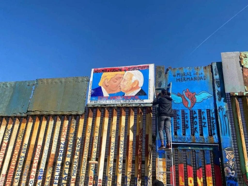 Pintura en muro fronterizo de México muestra a Biden y Trump besándose