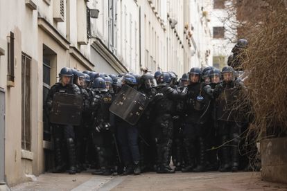 Agentes antidisturbios aseguran su posición en una calle de París, este martes.