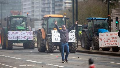 Un hombre participa en la décima jornada de protestas contra la reforma de las pensiones de Macron, en Nantes.