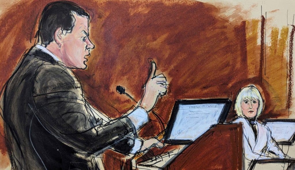 En este boceto de la sala del tribunal, el abogado defensor de Donald Trump, Joe Tacopina, a la izquierda, presenta sus argumentos finales al jurado mientras E. Jean Carroll se gira en su silla para mirar en el tribunal federal de Manhattan, el lunes 8 de mayo de 2023, en Nueva York.  (Elizabeth Williams vía AP)
