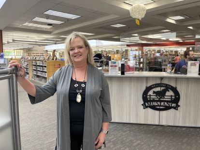 Medina Zick, directora de la biblioteca Mustang de Scottsdale (Phoenix, Arizona), convertida en un centro contra el calor, el 20 de julio.