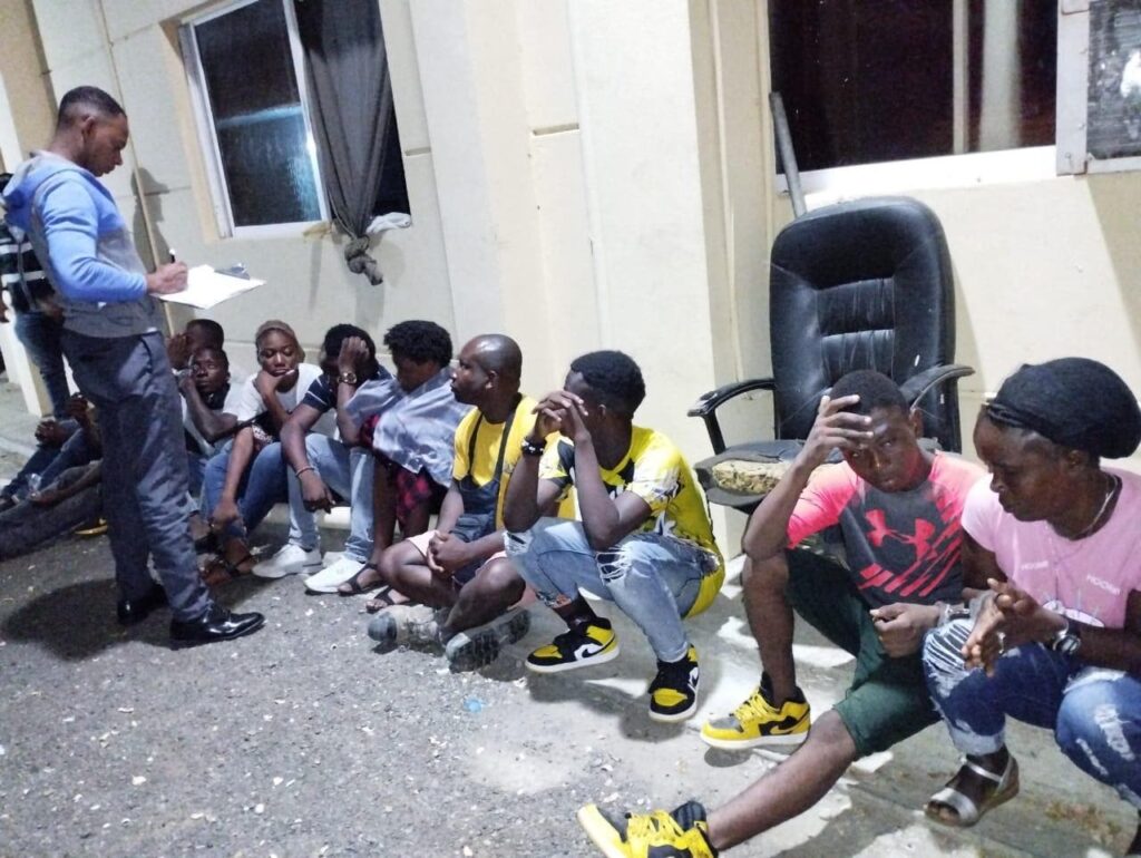 Chofer deja abandonada una yipeta con 18 haitianos indocumentados en Santiago Rodríguez