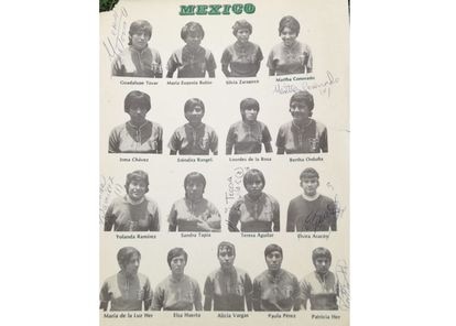 El equipo femenil del futbol participante del mundial de 1971 realizado en el Estadio Azteca.