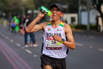 El corredor boliviano Héctor Garibay rompió este domingo el récord histórico del Maratón de la Ciudad de México, al cronometrar 2:08:22, batiendo la marca que ostentaba el keniano Titus Ekiru con 2:10:38.