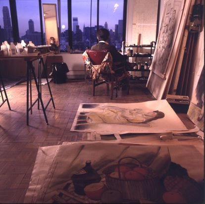 Muy temprano se reconoció como heredero de Piero della Francesca, y la génesis de su estilo inconfundible llegó a los 25 años, con el boceto de una mandolina que insinuaba su sentido de la monumentalidad. En la imagen, Botero trabaja en su estudio apartamento de Nueva York, en 1993.