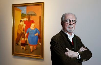 El artista dedicó más de setenta años a su obra, entre esculturas, oleos, pasteles, acuarelas y dibujos. En la imagen, Botero junto a una de sus obras expuestas en la galería Marlborough, en Madrid (España), en febrero de 2019.