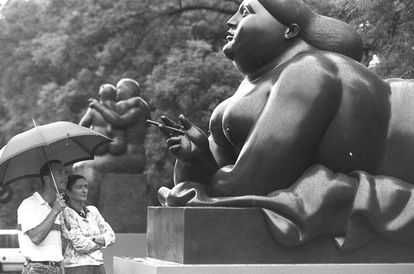 Una pareja observa las estatuas de Fernando Botero instaladas temporalmente en el Paseo de Recoletos de Madrid, el 7 de mayo de 1994. 