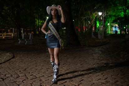 Danielle Macedo, una abogada de 26 años y Miss rodeo Brasil 2023, posa junto al estadio del rodeo en la fiesta de Barretos. 