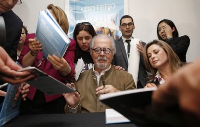 Decenas de personas piden un autógrafo a Fernando Botero, durante la presentación de uno de sus libros, en Nueva York, el 16 de octubre de 2013. 