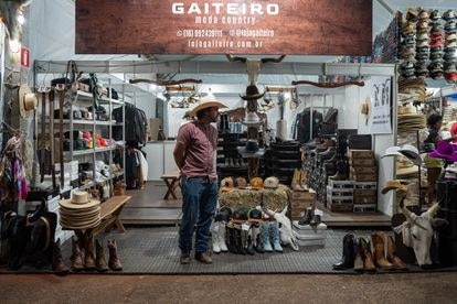 El área de tiendas, en donde se ofrece lo último en sombreros vaqueros, espuelas, cinturones de hebilla grande y música sertaneja.