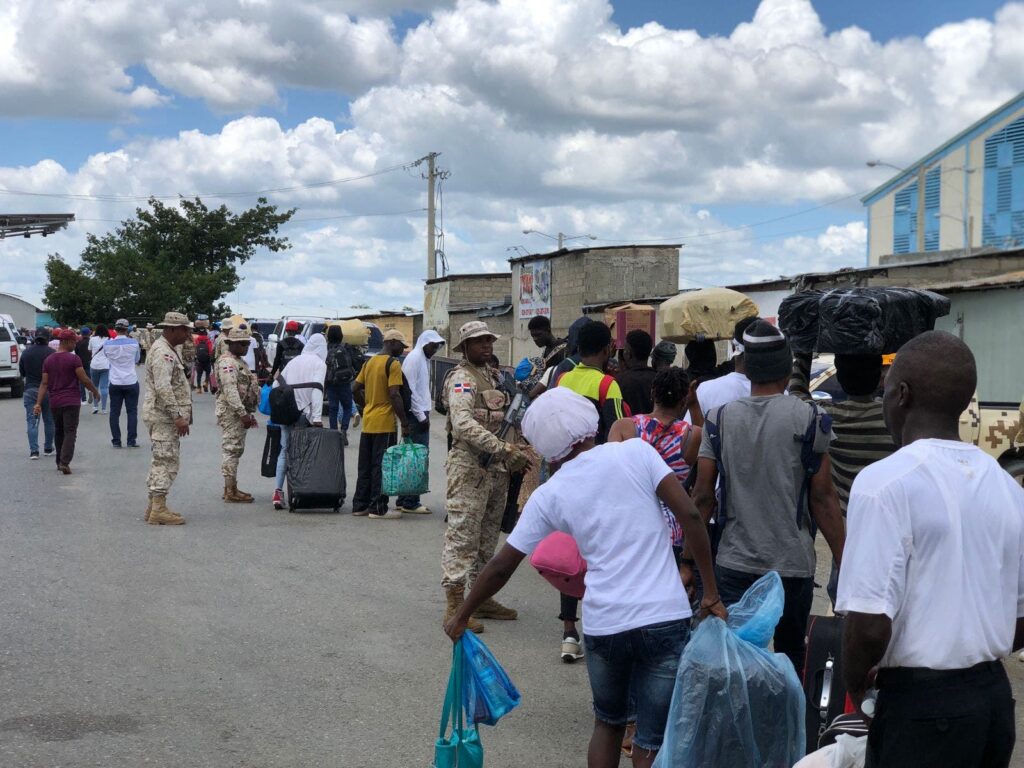 Transportista dejan sin efecto la medida de no abordar nacionales haitianos