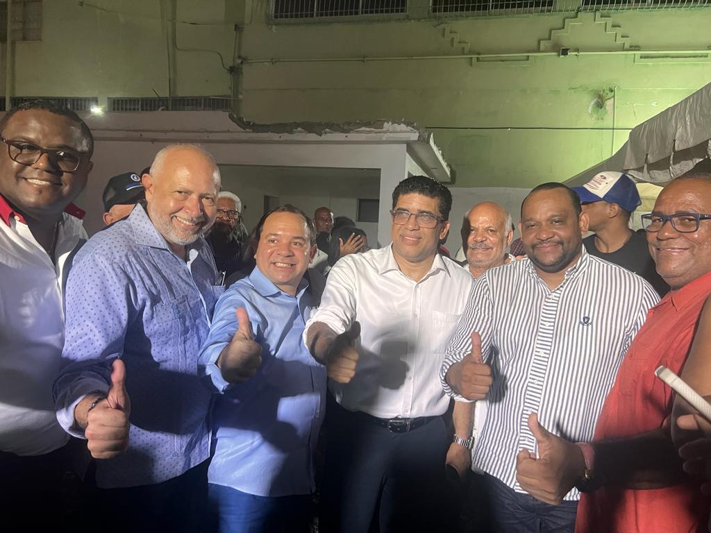 Robert Arias anuncia respaldo al candidato Dío Astacio en SDE