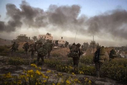 Militares israelíes patrullaban dentro de la franja de Gaza, este sábado.