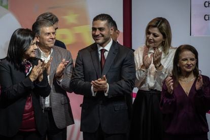 Omar García Harfuch recibe aplausos durante el anuncio de candidatos. 