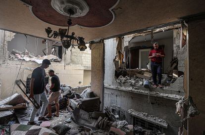 Interior de la vivienda de la familia Hamdan tras el ataque israelí a la ciudad de Jan Yunis, este sábado.