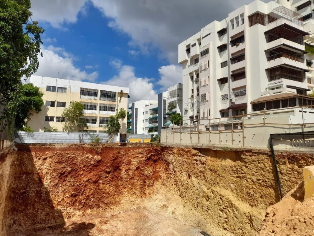 Excavaciones para torres con parqueos soterrados comprometen viviendas vecinos