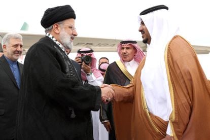 El presidente de Irán, Ebrahim Raisi (izquierda), estrecha la mano del vicegobernador de la región de Riad, el príncipe Mohammed bin Abdulrahman bin Aabdulaziz, a su llegada a Riad (Arabia Saudí). Raisi participa en una reunión de emergencia de la Organización de Cooperación Islámica (OCI) sobre Gaza. 