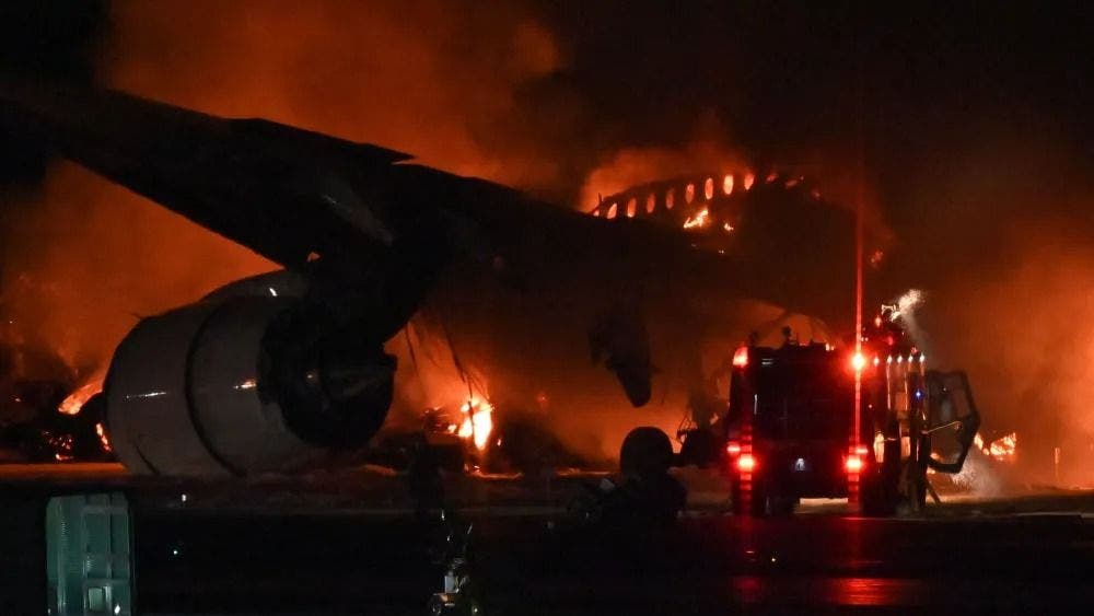 Confirman 5 muertos tras el choque de dos aviones en Tokio