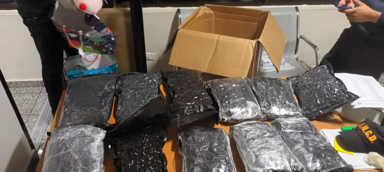 AILA: 11 paquetes de marihuana llegaron escondidos en frisas de cama