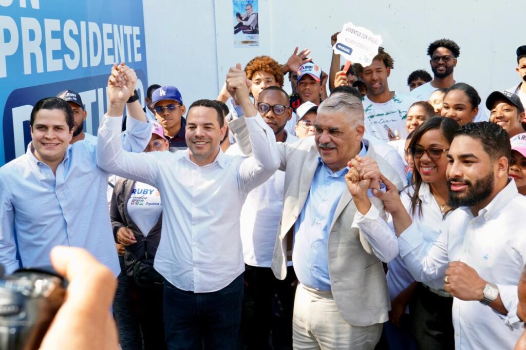 Miguel Vargas ve positivo que juventud dominicana “se prepara para enfrentar desafíos”