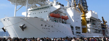 Chikyu, el alucinante barco perforador japonés que excavó un pozo de récord en el mar: 7,7 kilómetros bajo el agua