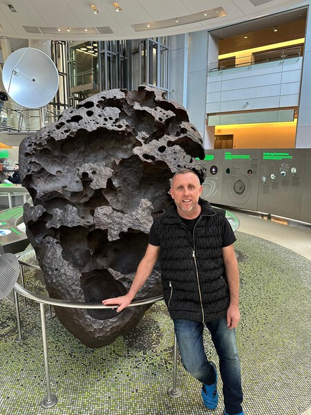 Una foto del profesor Javier Cáceres con un meteorito