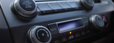 Para qué sirve el botón de recirculación del aire: la joya olvidada en la climatización del coche