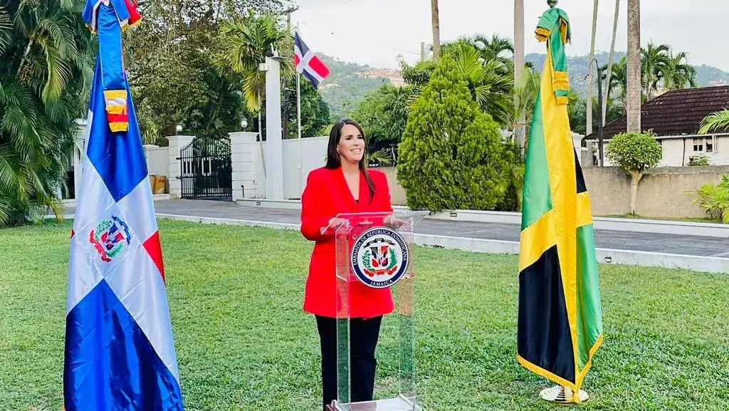 Embajadora en Jamaica recomienda a dominicanos tomar precaución  por el paso del Huracán Beryl