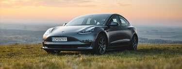 Decenas de coches de Tesla han aparecido abandonados en mitad de un prado. Y ahora estamos intentando entender por qué