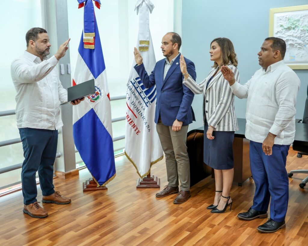 Paíno Henríquez juramenta a nuevos viceministros de Medio Ambiente