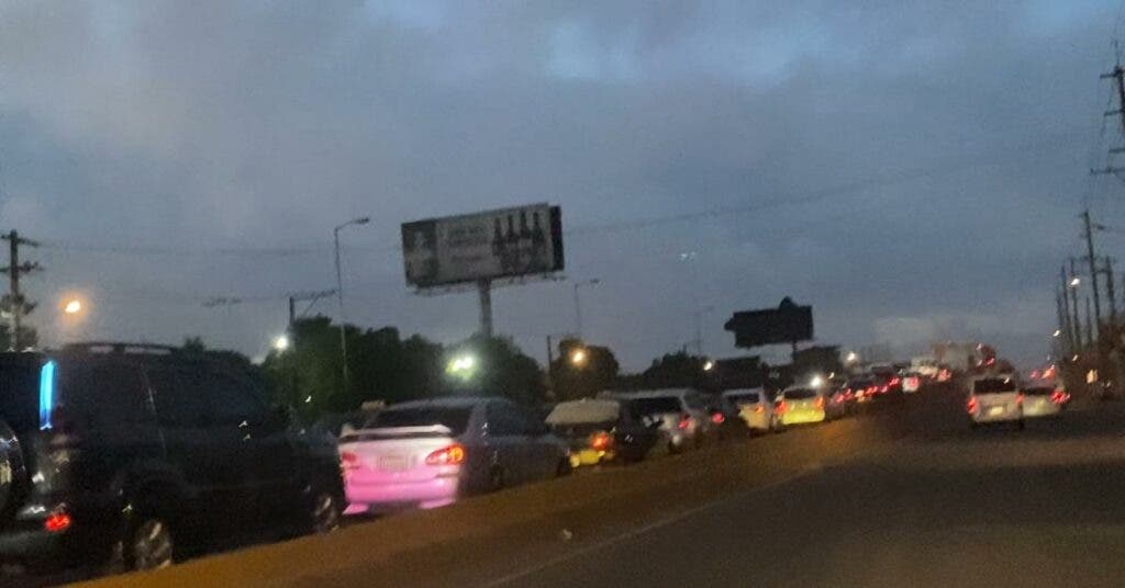 Apenas son las 6:00 de la mañana y el elevado de la entrada del municipio Los Alcarrizos está entaponado