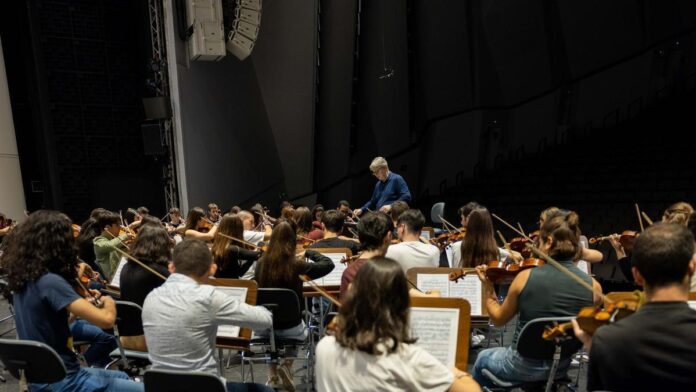 Un momento del ensayo de este lunes en el Auditorio de Tenerife.