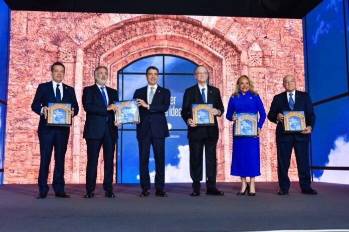 Banco Popular presenta su historia en un libro