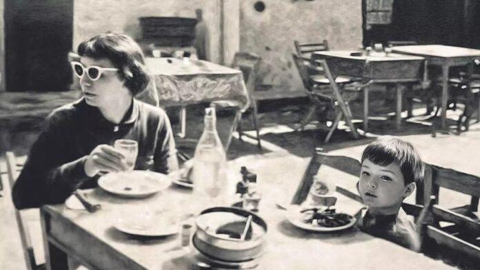 El pequeño Sid, junto a su madre Anne Beverley en 1960, almorzando bajo el sol de Ibiza.