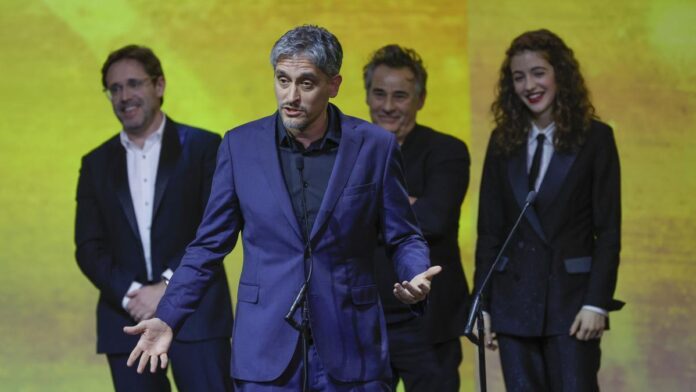 El director Marcel Barrena recibe el Forqué al mejor largometraje por &quot;El 47&quot;, durante la gala de la 30 edición de los Premios José María Forqué, este sábado en Ifema, en Madrid.