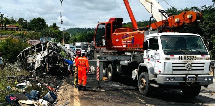 Suman 41 los muertos en accidente de 3 vehículos en estado Brasil