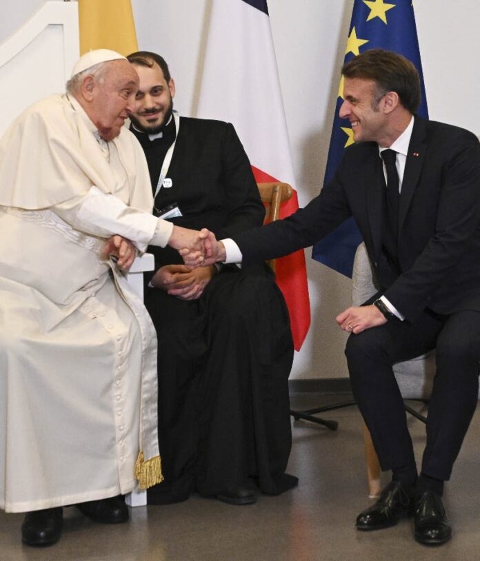 Papa Francisco suplica por la paz en visita a isla francesa