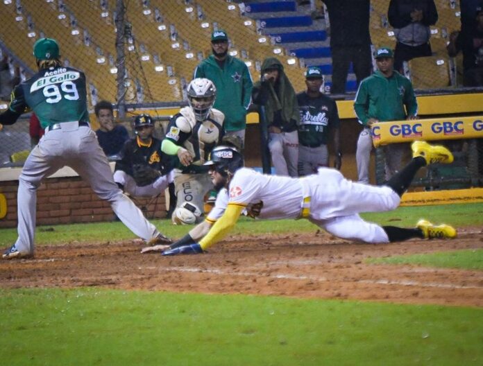 Águilas vencen Estrellas y empatan en el primer lugar