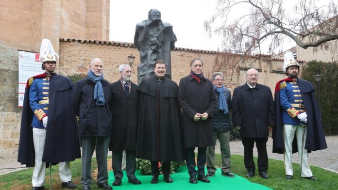 Salamanca homenajea a Unamuno con una ofrenda floral en el aniversario de su fallecimiento.