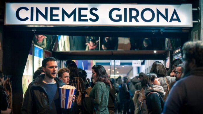 Público entradno a una sesión de Cinemes Girona.