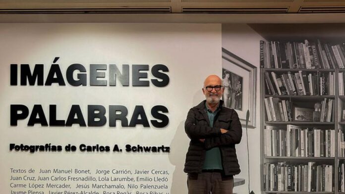 Carlos A. Schwartz en su exposición en CajaCanarias. 