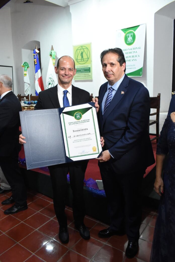 Reconocen al doctor Alejandro Cambiaso en el Premio Nacional de Medicina