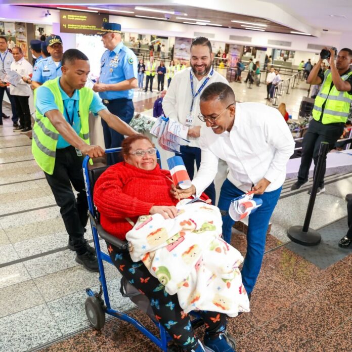 Así reciben en Ella a dominicanos residentes en el extranjero

