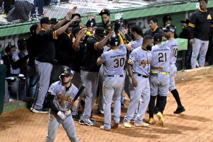 Las Águilas Cibaeñas vencen a Estrellas Orientales y clasifican al round robin