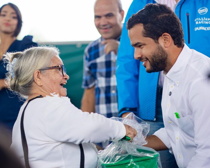 Omar Fernández entrega paquetes de alimentos para Nochebuena

