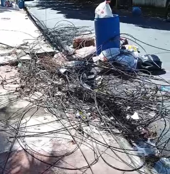 Edeeste aclara cables y poste en zona de Gazcue no pertenecen a la red eléctrica