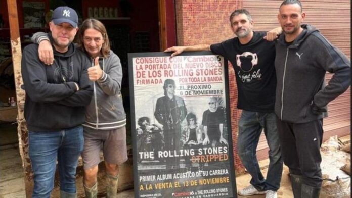 Marcos Casañ y Cristóbal Perpiñá (izq.) con dos amigos ante la tienda inundada en Massanassa.